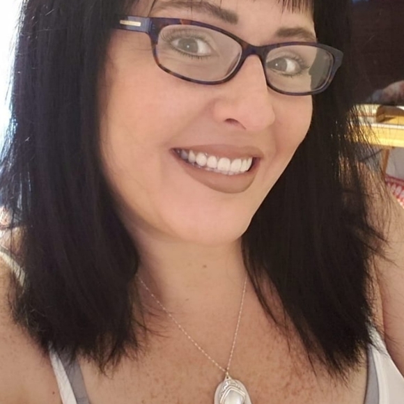 Meet your Posher, Debbie - Picture 11 of 12